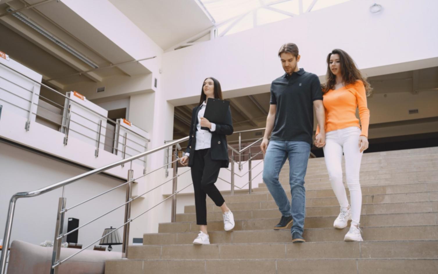 Equipo de onalamivovea trabajando en análisis financiero colaborativo